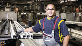 Gemeinsam mit ADLER hat profine einen innovativen 2K-Beschichtungsprozess im Vacumatverfahren erarbeitet. | © profine