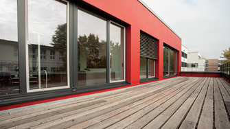 Die hochwertigen proCoverTec-Oberflächen erlauben eine harmonisch abgestimmte Fenster- und Fassadengestaltung. | © profine