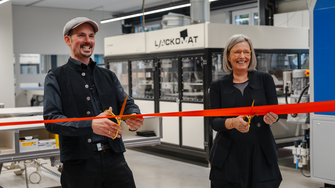 Anfang Oktober wurde „Lackomat“ von Jörg Baumeister und Andrea Berghofer (Geschäftsführerin ADLER) eingeweiht. | © Lackomat