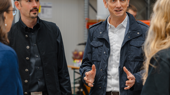 Jörg Baumeister und ADLER-CSO Bernd Pichler (re.) beantworteten bei der Einweihungsfeier alle Fragen rund um den innovativen Lackierservice. | © Lackomat