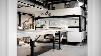 Moderne Anlagentechnik und das Knowhow eines erfahrenen Lackier-Teams garantieren beste Oberflächenqualität. | © ADLER