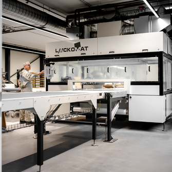 Moderne Anlagentechnik und das Knowhow eines erfahrenen Lackier-Teams garantieren beste Oberflächenqualität. | © ADLER