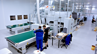 Eine moderne UV-Lackieranlage garantiert beste Oberflächenqualität mit den Beschichtungen von ADLER. | © DKG