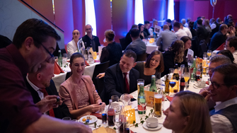 Ein Tischzauberer sorgte für staunende und lachende Gesichter.  | © ADLER