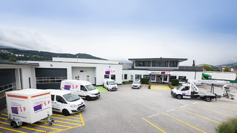 Der großzügige neue Standort im Innsbrucker Gewerbegebiet ist einfacher zu erreichen und bietet mehr Platz für Fuhrpark, Lager und natürlich die Mitarbeiter und Mitarbeiterinnen.  | © Malerei Hosp