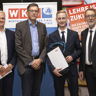 Dr. Albert Rössler (2.v.li.) freuten sich mit Johannes Mann (2.v.re.) über die Auszeichnung durch Oswald Wolkenstein (li.) und Klaus Schuchter (re.). | © Die Fotografen
Sandra Blaunstein
Meinhardstrasse 16
6020 Innsbruck