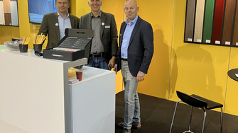 Bernhard Zangerl (Mi.) unterstützte Dennis Huismann (li.) und Marco Kerssens vor Ort. | © ADLER