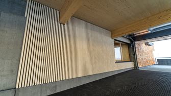 All'interno, il legno crea un piacevole contrasto con le superfici in cemento a vista. | © Bergbahnen Fieberbrunn