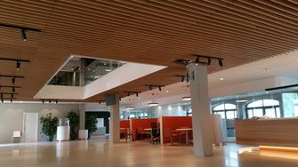 Das Rathaus in Harderwijk ist mit Holzpaneelen von Lambri ausgestattet. | © Lambri