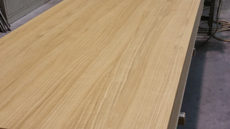 Um die natürliche Optik des Holzes zu erhalten, werden Lambri-Platten mit transparenten Lacken von ADLER veredelt. | © Lambri