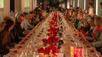 Am Abend versammelten sich die Gäste an der festlich gedeckten Tafel zum Gala-Dinner.  | © ADLER