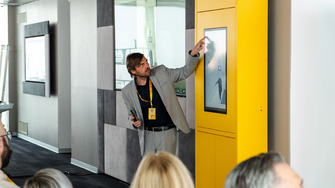 ADLER Handelsverkaufsleiter Christoph Müller präsentierte die neue Farbdesigner-App. | © ADLER