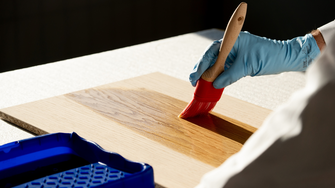 … zeigt live vor, wie einfach sich das neue Legno Smart-Öl von ADLER verarbeiten lässt.   | © ADLER
