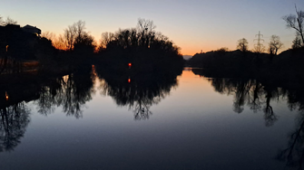 Bis weit über den Fluss hinaus ist das Licht zu sehen. | © Naturstark.jetzt