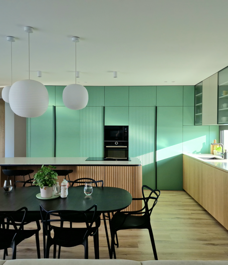 Mit Lacken lassen sich einzigartige Farben und Formen realisieren, wie bei dieser Küche mit Wellenoptik in Orientgrün der slowakischen Tischlerei Huliman | © Huliman, s.r.o.
