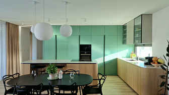 Mit Lacken lassen sich einzigartige Farben und Formen realisieren, wie bei dieser Küche mit Wellenoptik in Orientgrün der slowakischen Tischlerei Huliman | © Huliman, s.r.o.