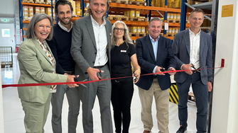 v.li.: Andrea Berghofer (Geschäftsführerin ADLER), Jan Dieminger (Leiter dezentrale Logistik), Heico Cuwalsky (Verkaufsleiter Deutschland Nord), Sandra Joester (Stützpunktleiterin), Tim Kähler (Bürgermeister Herford), Bernd Pichler (Geschäftsleiter Vertrieb & Marketing). | © ADLER