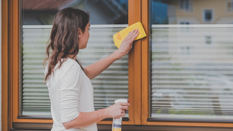 Regelmäßige Pflege mit dem ADLER Windoor Care-Set verlängert die Lebensdauer von Holzfenstern.  | © ADLER