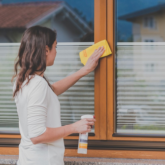 Regelmäßige Pflege mit dem ADLER Windoor Care-Set verlängert die Lebensdauer von Holzfenstern.  | © ADLER