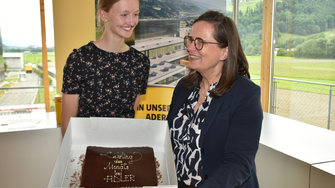 Claudia Berghofer überreichte einen süßen Glückwunsch. | © Land Tirol / Gerzabek
