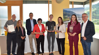 Viktoria Geisler mit den vielen Gratulant/-innen (v.li.): Michael Enders (Lehrlingsausbildner ADLER), Nelly Gorka (Tiroler Fachberufsschule), Dr. Albert Rössler (F&E-Geschäftsleiter ADLER), Andrea Ager (Arbeiterkammer), Astrid Mair (Landesrätin), Victoria Weber (Bürgermeisterin Schwaz) und Stefan Bletzacher (Wirtschaftskammer). | © Land Tirol / Gerzabek