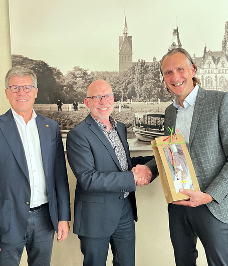 Einstimmig wurde Heico Cuwalsky zum iBAT-Vorstandsvorsitzenden gewählt. Die ersten Gratulanten: Matthias Wächter, Hauptgeschäftsführer des Landesverbandes (li), und Amtsvorgänger Reiner Kleymann (Mi.). | © Tischler Nord