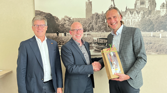 Einstimmig wurde Heico Cuwalsky zum iBAT-Vorstandsvorsitzenden gewählt. Die ersten Gratulanten: Matthias Wächter, Hauptgeschäftsführer des Landesverbandes (li), und Amtsvorgänger Reiner Kleymann (Mi.). | © Tischler Nord