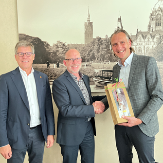 Einstimmig wurde Heico Cuwalsky zum iBAT-Vorstandsvorsitzenden gewählt. Die ersten Gratulanten: Matthias Wächter, Hauptgeschäftsführer des Landesverbandes (li), und Amtsvorgänger Reiner Kleymann (Mi.). | © Tischler Nord