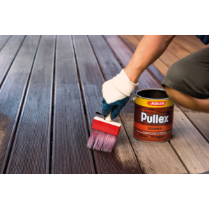 Dopo il pretrattamento con Clean-Multi-Refresher, le superfici sono pronte per una mano di manutenzione; per le terrazze in legno, Pullex Bodenöl è la prima scelta. | © ADLER