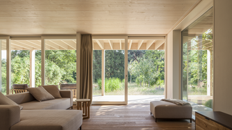 Dalla facciata e le finestre, ai mobili e le pareti interne: nella gamma green di ADLER, gli utilizzatori troveranno rivestimenti sostenibili per tutta la casa.  | © Markus Schietsch Architekten / Andreas Buschmann