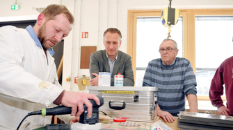 … ebenso wie bei den Oberflächen-Schulungen für Holzverarbeiter. | © Isabella Raupold