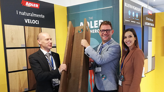 Der Rost-Effekt von ADLER verwandelt einen „Stahlträger“ aus Holz in echtes, raues Metall. | © ADLER