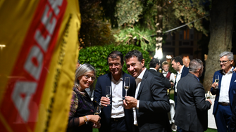 Andrea Berghofer, Verkaufsleiter Daniele Petris und Alessandro Marchi (v.li.) stoßen auf 10 erfolgreiche Jahre ADLER Italia an. | © ADLER