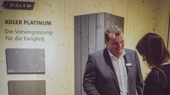 Architektenberater Manfred Höfurthner präsentierte auf der architect@work in München Premium-Qualität Marke ADLER. | © ADLER