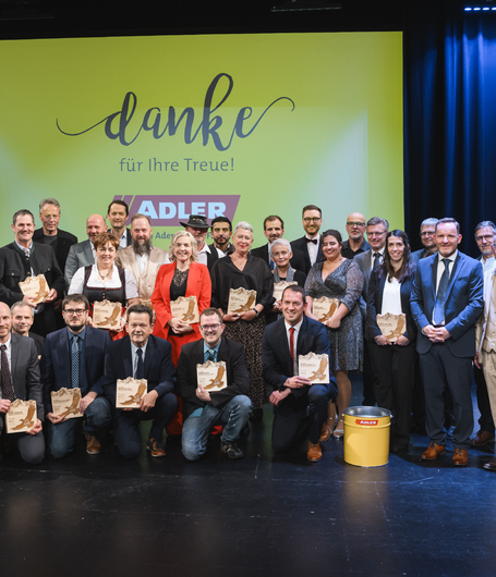 Langjährige Mitarbeiterinnen und Mitarbeiter wurden beim ADLER Betriebsabend für Ihre Treue geehrt. | © ADLER