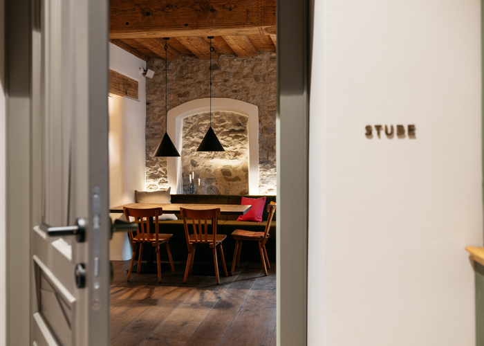 Tutte le aree dell'hotel sono caratterizzate da un affascinante mix di design moderno ed estetica vintage. | © Refugium Lunz / Gregor Hofbauer