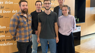 Dr. Albert Rössler (2.v.re.) gratulierte Markus Spielvogel, Andreas Höfner, Jakob Streiter und Jennifer Knoll (v.li.) zum großartigen Erfolg; die ausgezeichnete Melanie Rehak war da bereits auf dem Heimweg…. | © ADLER