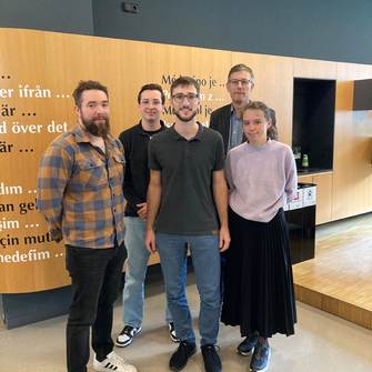 Dr. Albert Rössler (2.v.re.) gratulierte Markus Spielvogel, Andreas Höfner, Jakob Streiter und Jennifer Knoll (v.li.) zum großartigen Erfolg; die ausgezeichnete Melanie Rehak war da bereits auf dem Heimweg…. | © ADLER