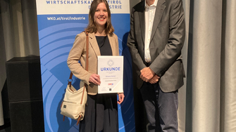 … und feierte ihren großen Auftritt im Rampenlicht zwei Wochen später, als sie bei der Freisprechfeier der Tiroler Industrie für ihren Lehrabschluss mit Auszeichnung geehrt wurde.  | © ADLER