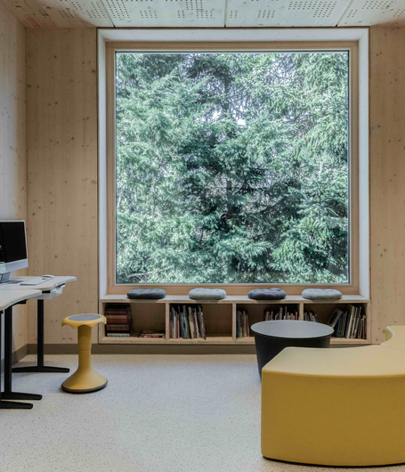 Natürliche Oberfläche, bestens brandgeschützt: In der Schule Prënz Charles sorgen die Sichtholzwände …  | © Architecte Lorang sàrl / Navid Razvi