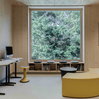 Natürliche Oberfläche, bestens brandgeschützt: In der Schule Prënz Charles sorgen die Sichtholzwände …  | © Architecte Lorang sàrl / Navid Razvi