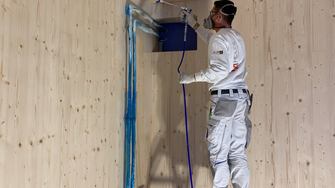 2000 Quadratmeter Holz wurden vom Maler vor Ort im Spritzverfahren mit Pyrolan Expand von ADLER beschichtet.  | © ADLER