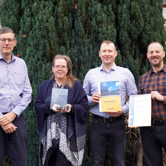 Die Köpfe hinter der erfolgreichen Nachhaltigkeits-Kommunikation von ADLER (v.li.:): Dr. Albert Rössler (Geschäftsleiter F&E), Bettina Delmonego und Wilfrid Jochum (Gestalter des Nachhaltigkeitsberichts) sowie Georg Hasibeder (Unternehmenskommunikation). | © ADLER