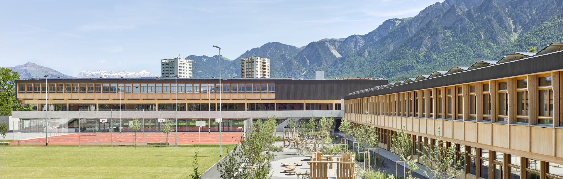 Die mit dem Aquawood-Diamond-System von ADLER veredelten Huber-Fenster verleihen der Schulanlage Fortuna in Chur ein besonders elegantes Aussehen.  | © Seraina Wirz