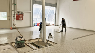 Im Zuge der Bauarbeiten erhielt die Halle einen neuen, robusten Boden. | © ADLER