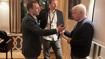 Julian Berghofer (li.) und Simon Leimgruber (Mi.) nützten die Gelegenheit für anregende Gespräche. | © ADLER