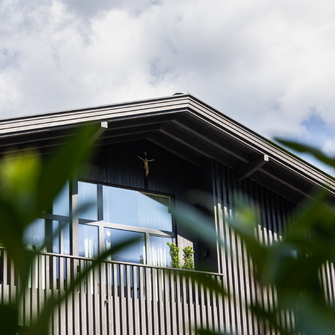 Die Holzschalung wurde mit Lignovit Platin von ADLER im dunklen Ton Kawirbraun lasiert. | © Schloss & Boutiquehotel Mitterhart / David Innerhofer