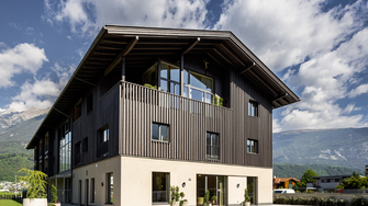 In Form und Fassadengestaltung nimmt der Bau Bezug auf das ehemalige Hofgebäude. | © Schloss & Boutiquehotel Mitterhart / David Innerhofer