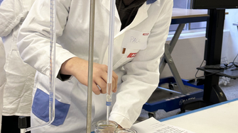 Köpfchen und Geschick waren gefragt beim Titrieren, … | © ADLER