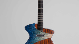 Ein Hauch von Ozean: Das Wellenelement auf der RIO-Gitarre hat Pagelli mit Aduro High-Gloss von ADLER hochglanzlackiert.  | © Pagelli Gitarrenbau